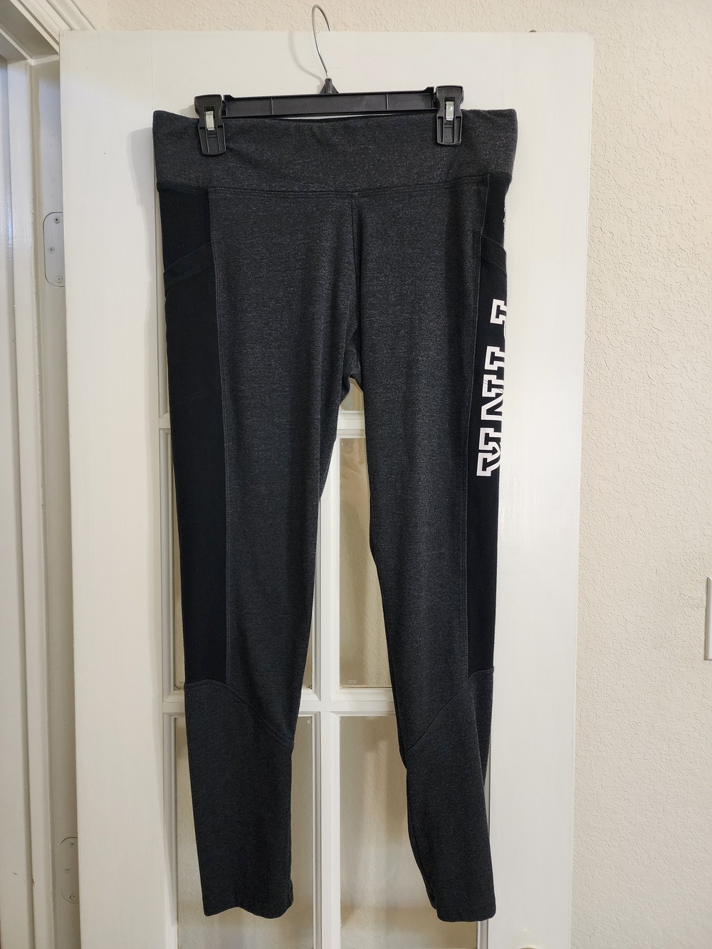 PINK Victoria’s Secret Yoga Leggings Gray Black Logo Pocket Size Large
